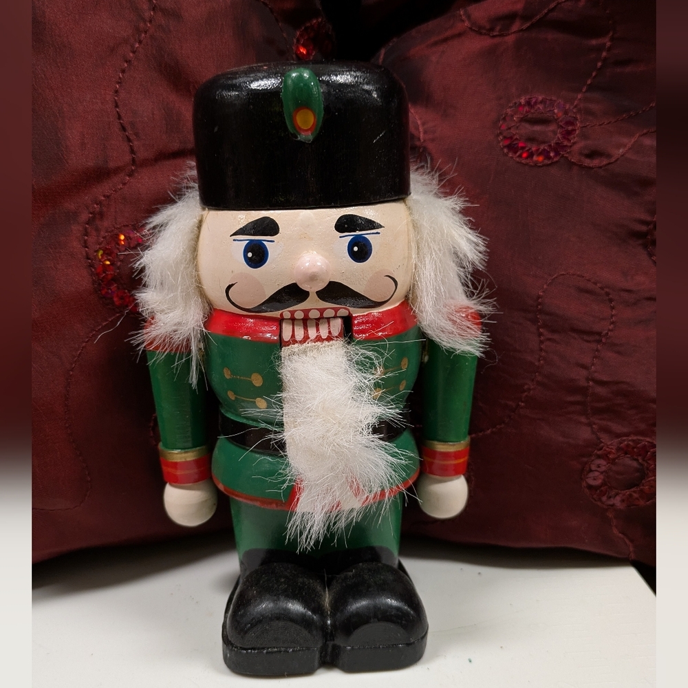 Vintage Chubby wooden nutcracker QVC H28160